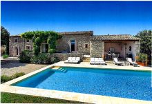 façade et piscine